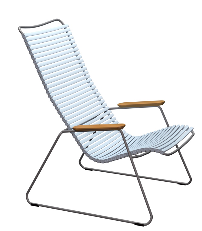 Click Lounge Chair Sessel von Houe, dunkelgraues Gestell, helle Sitzfläche, Armlehnen aus Holz, Outdoor-Möbel.