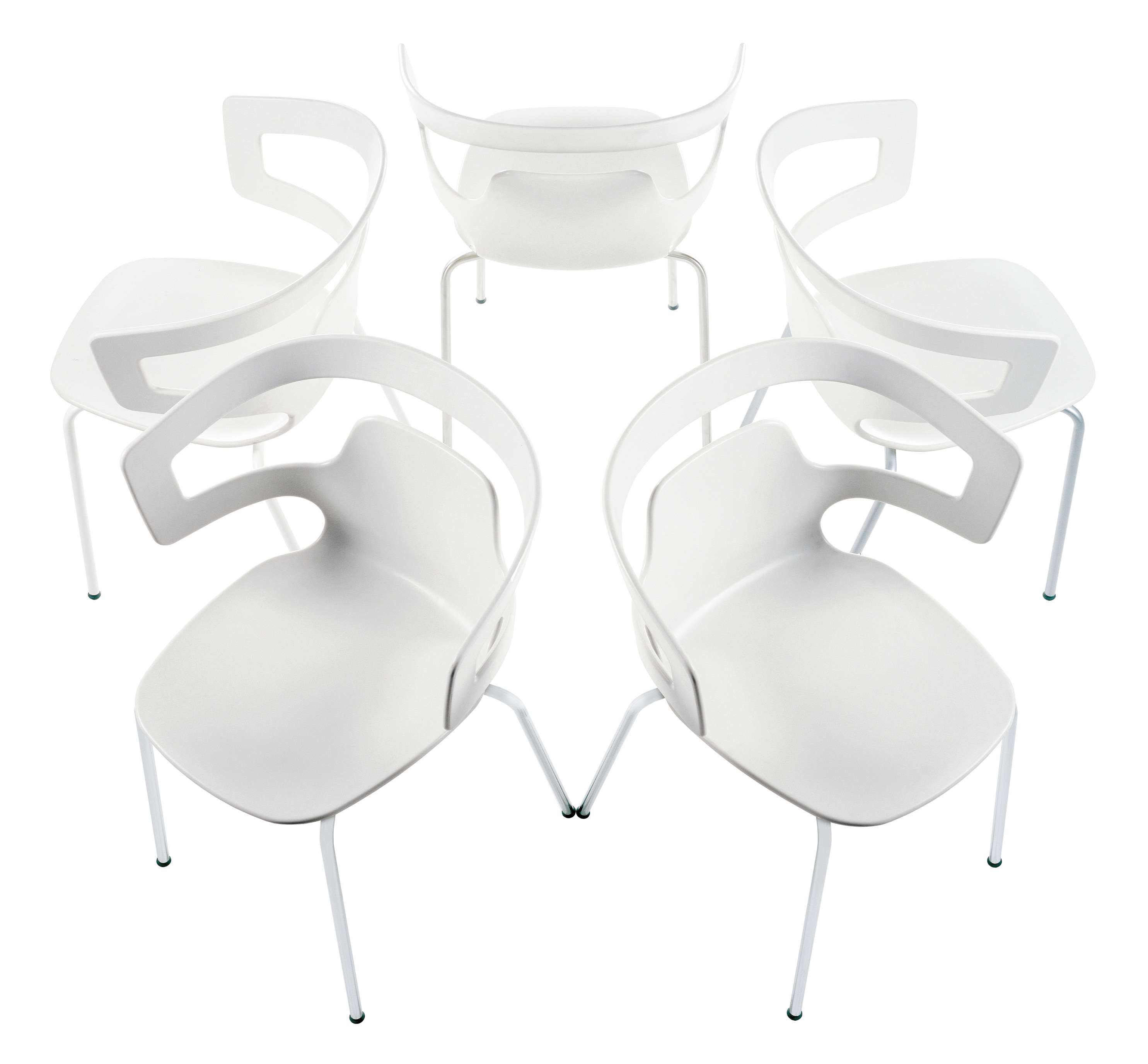 Gruppe von weißen Segesta Chair 500 Stühlen mit Armlehnen, moderne Sitzmöbel für Büro und Wohnbereich.