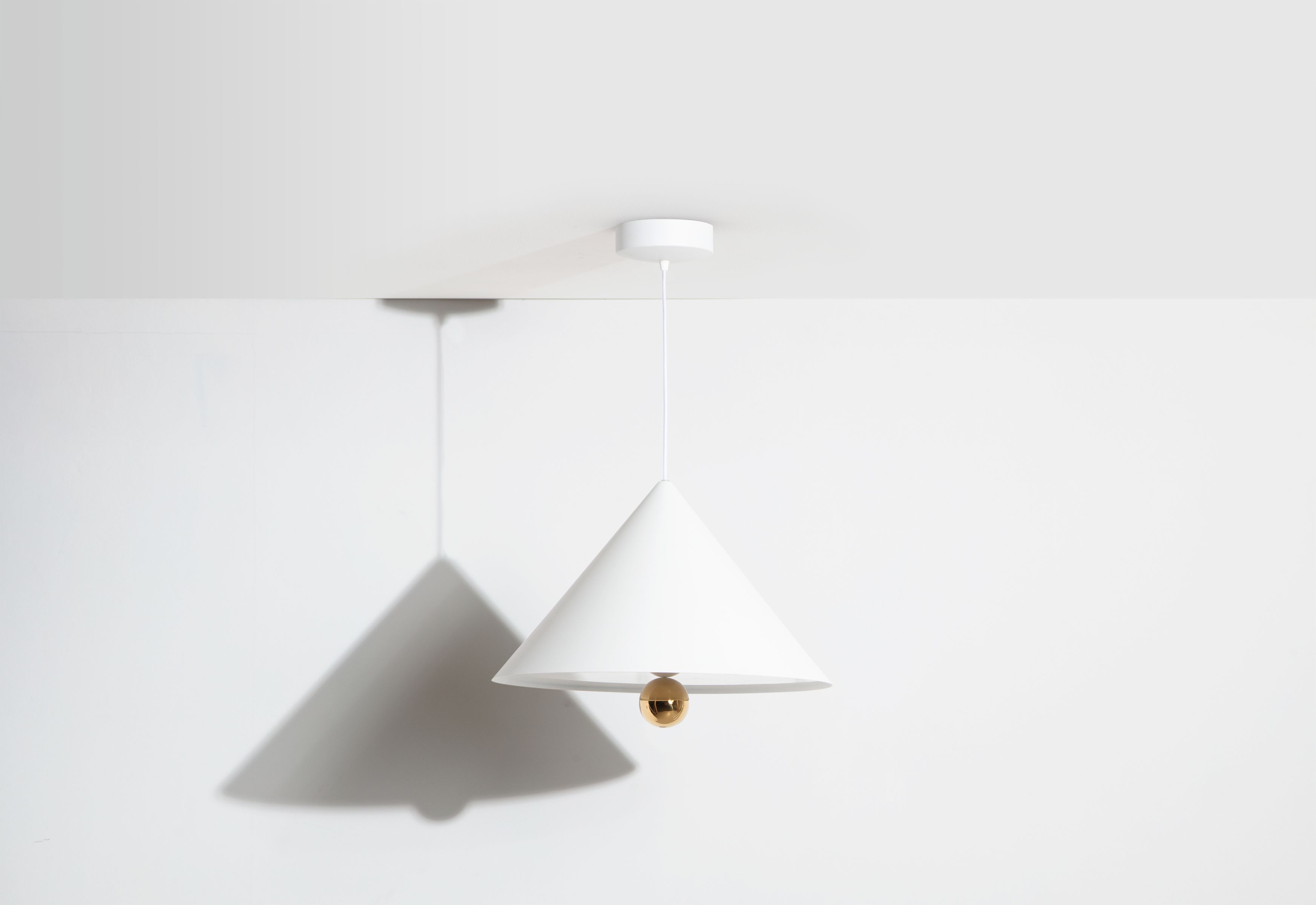 Weiße Cherry Pendelleuchte von Petite Friture mit goldener Kugel, moderne Hängelampe für Wohnzimmer.