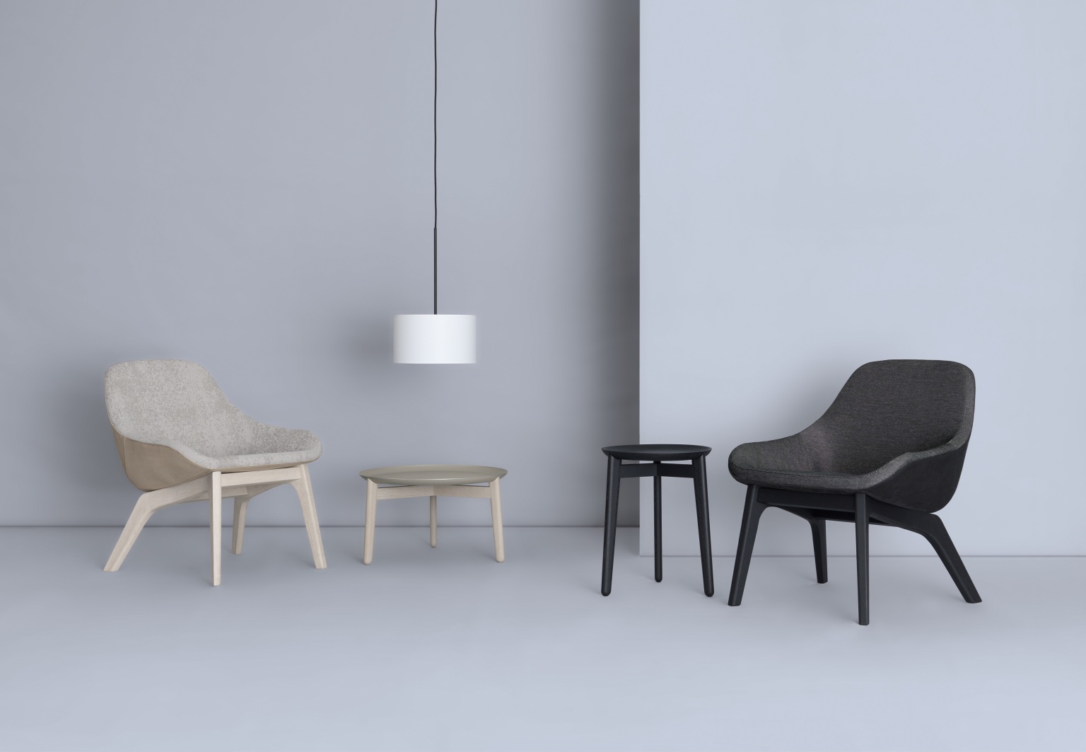 Zwei Morph Lounge Chairs Sessel von Zeitraum, ein heller und ein dunkler, mit Beistelltischen.