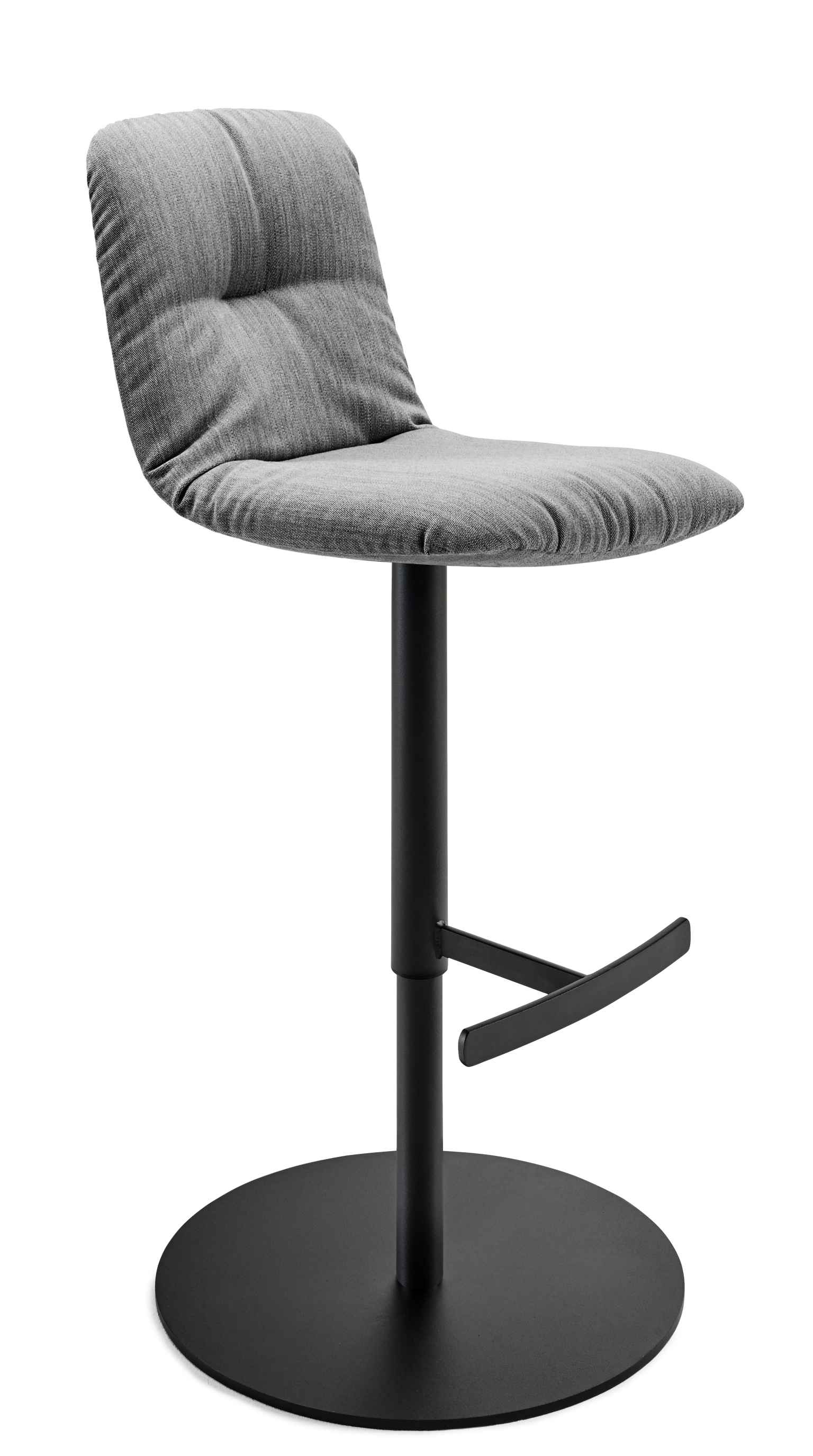 Leya Barstool High von Freifrau Manufaktur: Grauer Barhocker mit Stoffbezug und schwarzem Fuß für moderne Küchen.