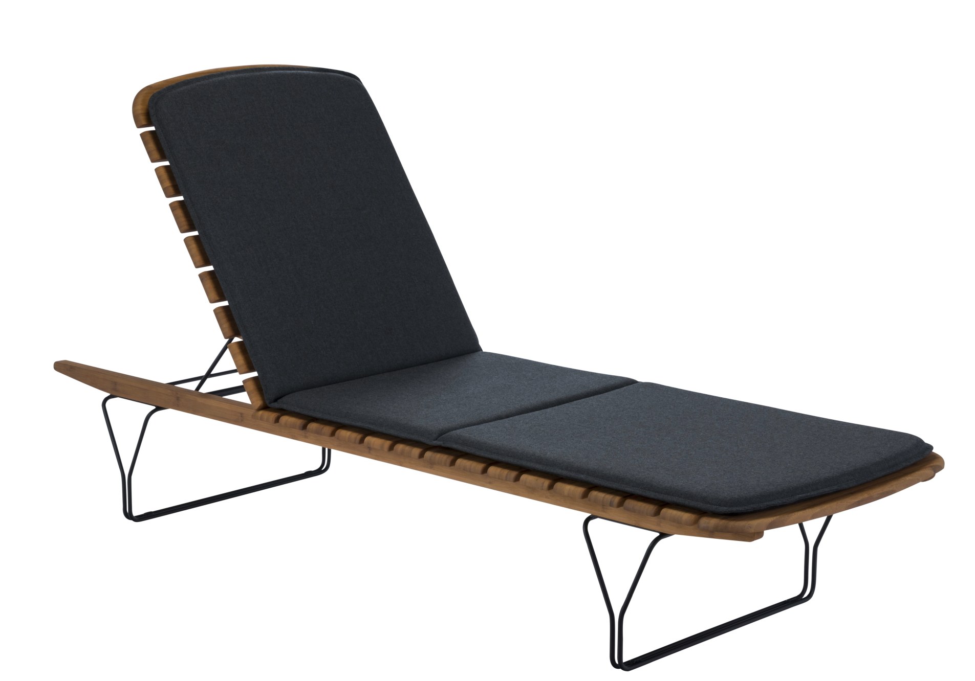 Molo Outdoor Kissen für Houe Sonnenliege, graues Polster auf Holzliege mit schwarzem Metallgestell.