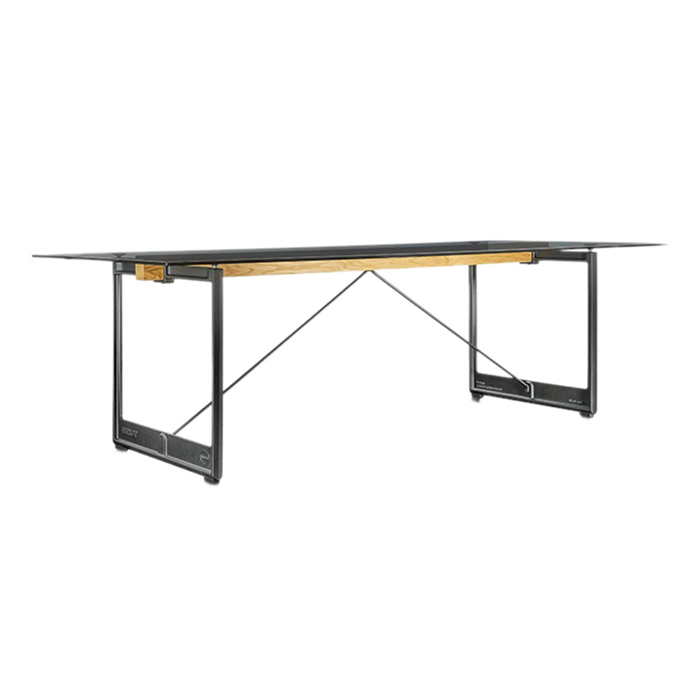 Brut Tisch von Magis, Esstisch mit Glasplatte und Stahlgestell, modernes Möbeldesign.