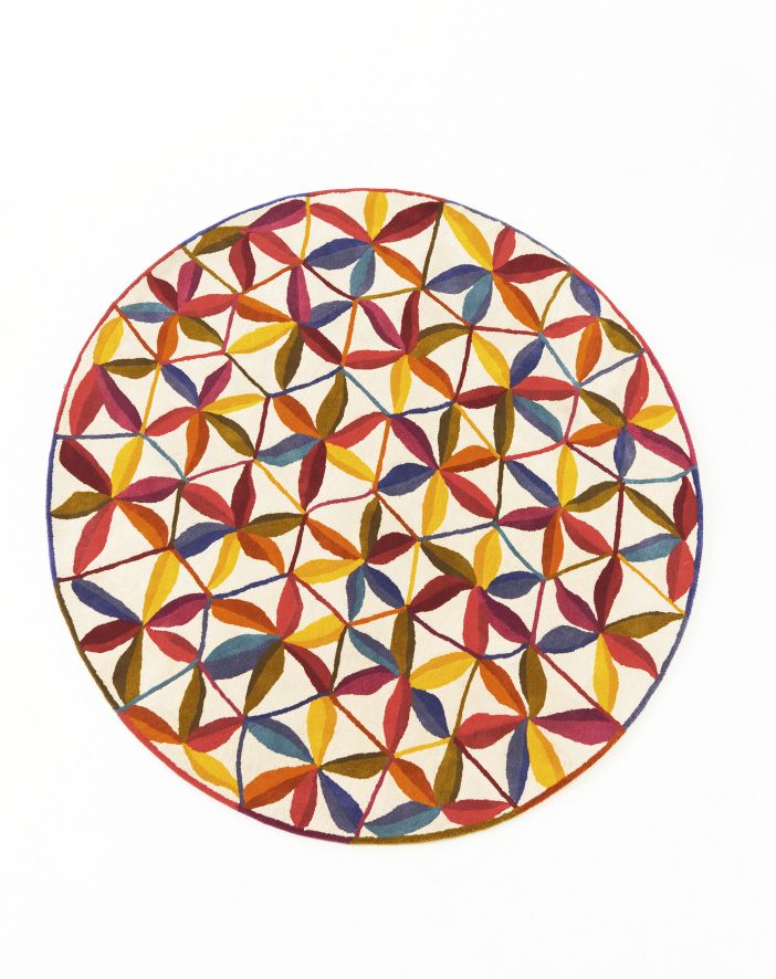 Kala Teppich rund von Nanimarquina mit buntem Blumenmuster auf hellem Hintergrund. Hochwertiger Wollteppich.