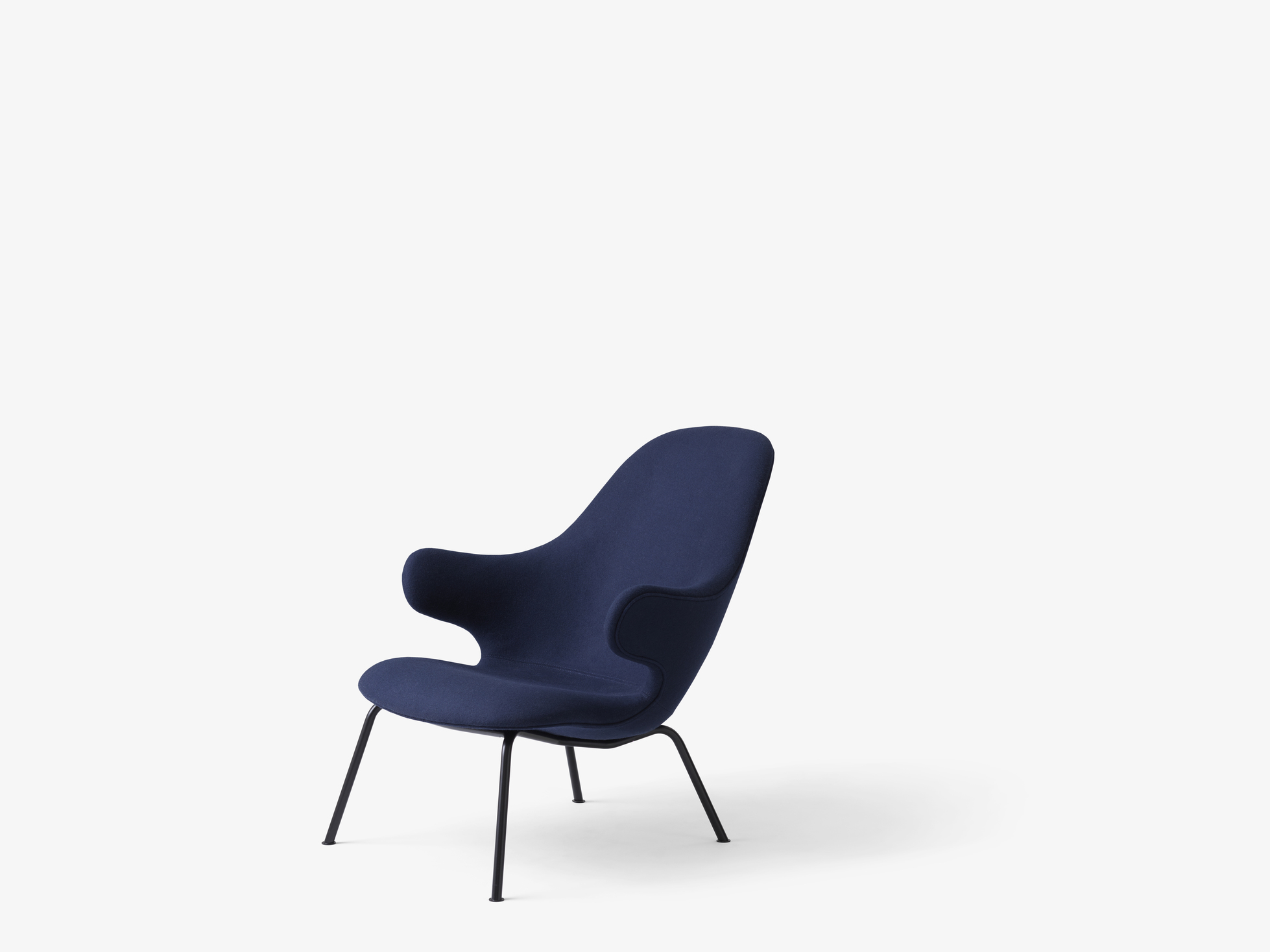 Blauer Catch Lounge Sessel von AndTradition mit schwarzen Beinen auf weißem Hintergrund.