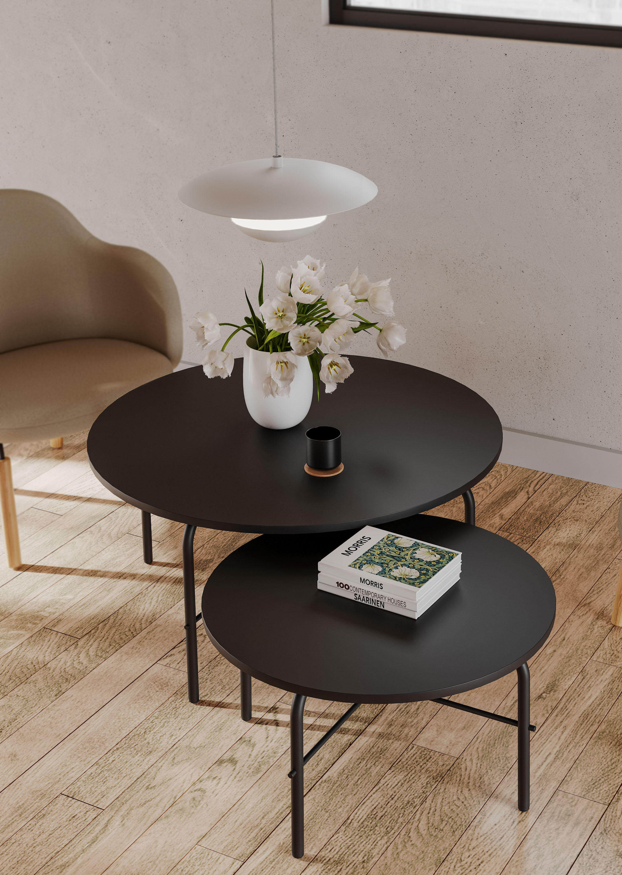 Moderner flos FS TB RC L Couchtisch Bejot, schwarz, rund, mit Blumen und Büchern dekoriert, für stilvolles Wohnzimmer.