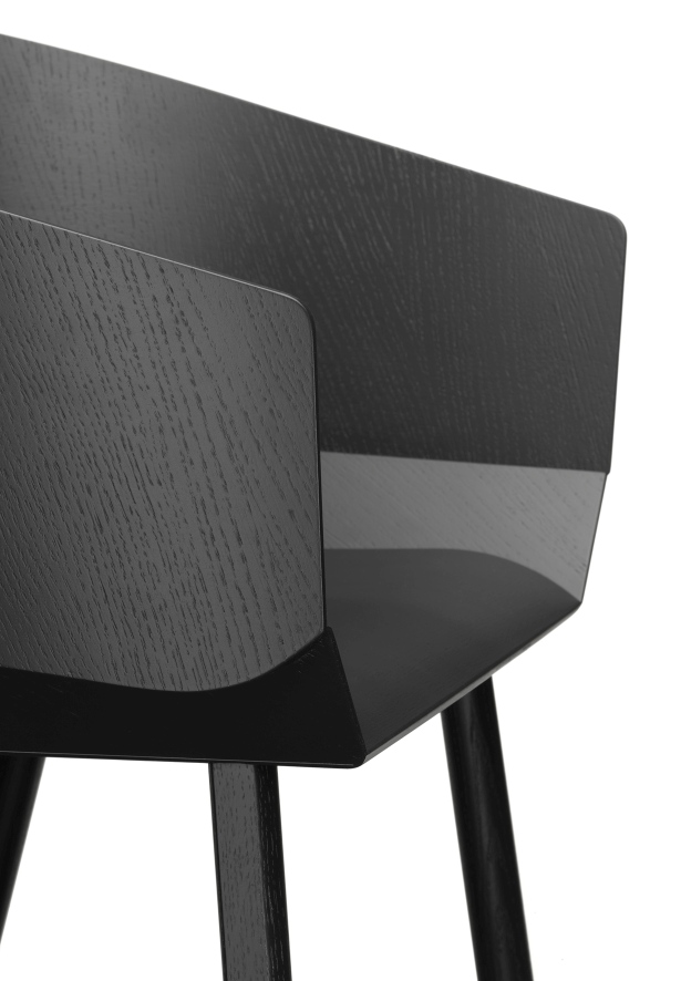 Detailaufnahme des schwarzen CH04 Houdini Stuhls von e15, moderner Holzstuhl mit Armlehne für Esszimmer und Wohnbereich.