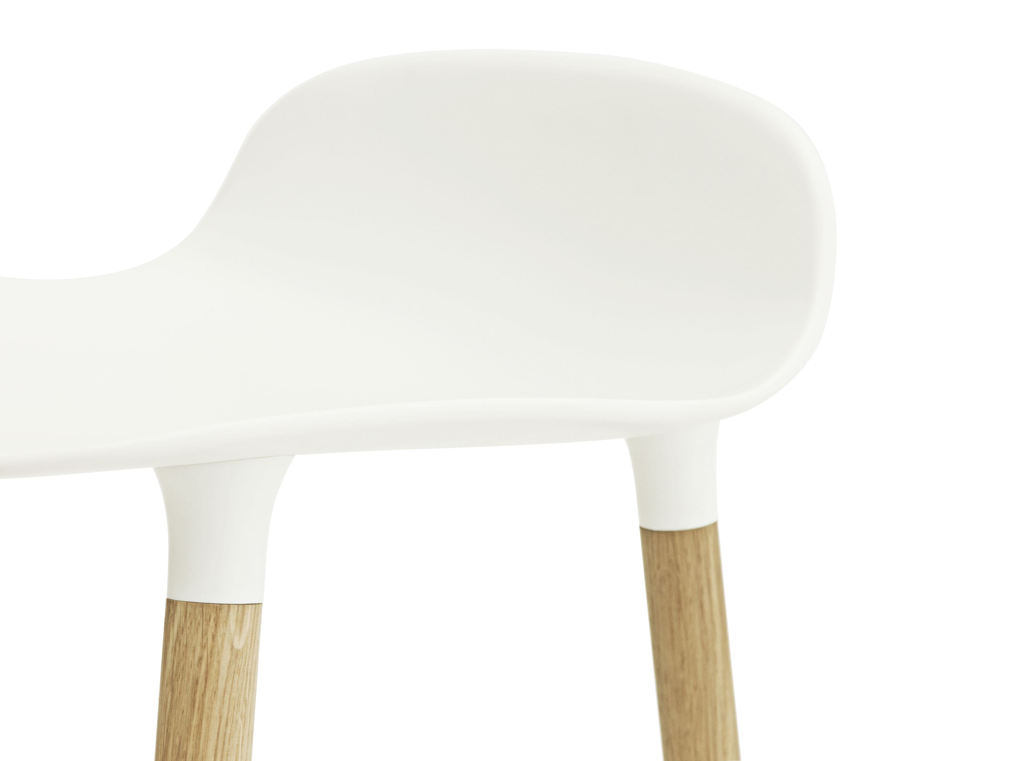 Detailaufnahme des Form Barstool Barhockers H 65 cm von Normann Copenhagen mit Sitzschale in Weiß und Holzbeinen.