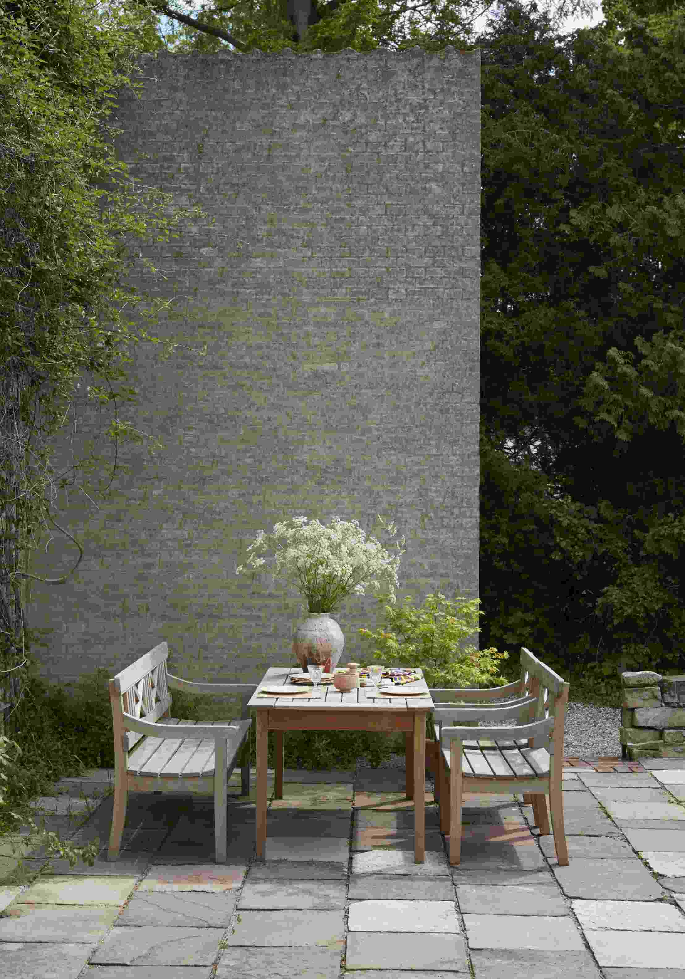 Drachmann Stuhl von Skagerak by Fritz Hansen, Outdoor-Möbel Set mit Tisch und Bänken im Garten.