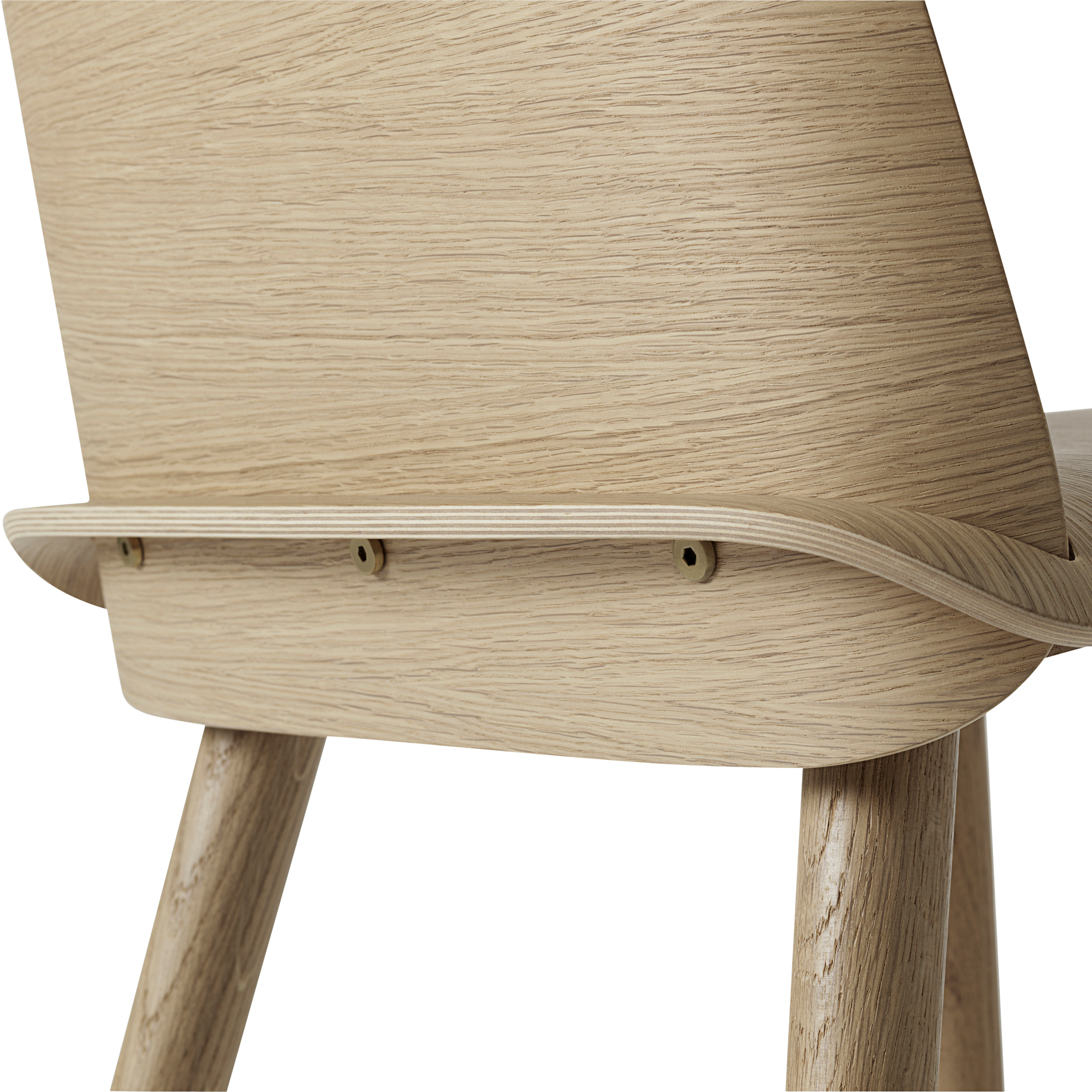 Detailaufnahme des hellen Holzstuhls Nerd Chair von Muuto, der skandinavisches Design und Komfort vereint.