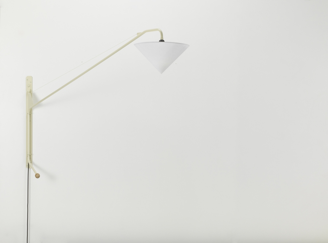 Nahaufnahme der Vitra Potence Wandleuchte mit konischem Lampenschirm in Weiß vor einer weißen Wand.