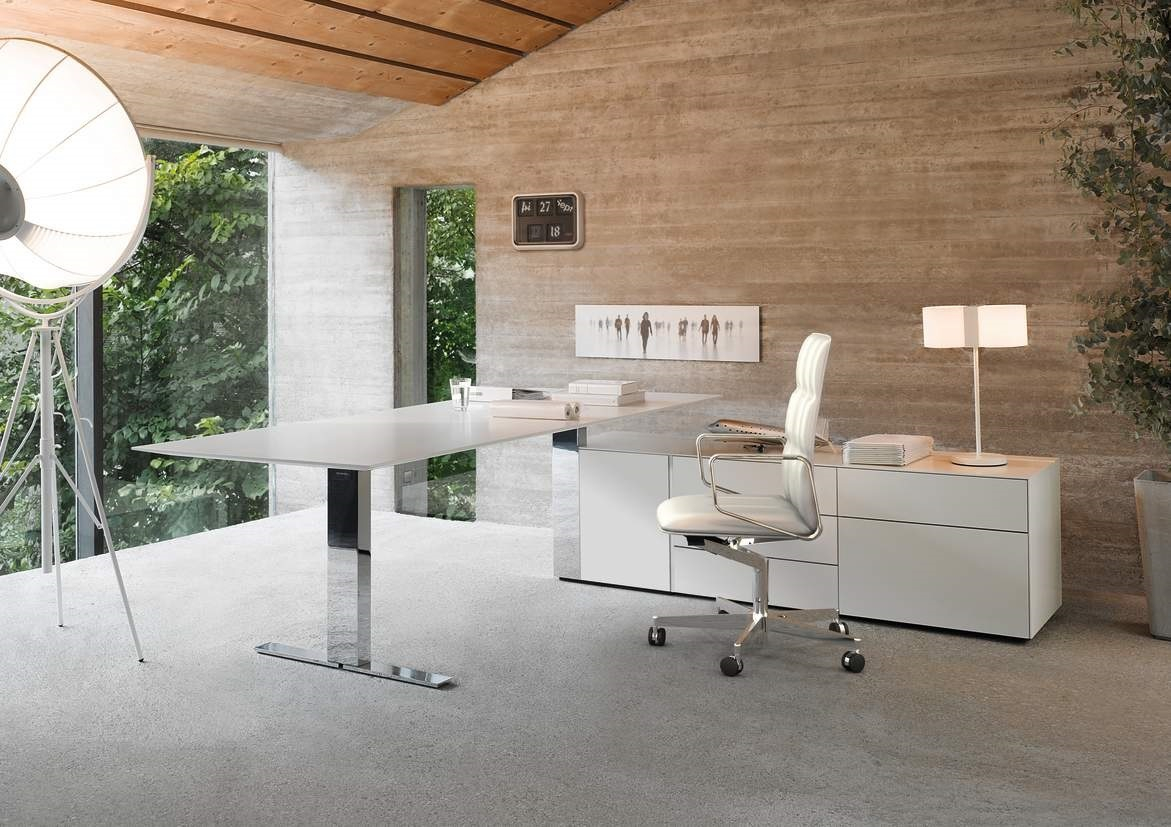 Weißer Leadchair Executive Bürostuhl von Walter Knoll am Schreibtisch in einem modernem Büro.