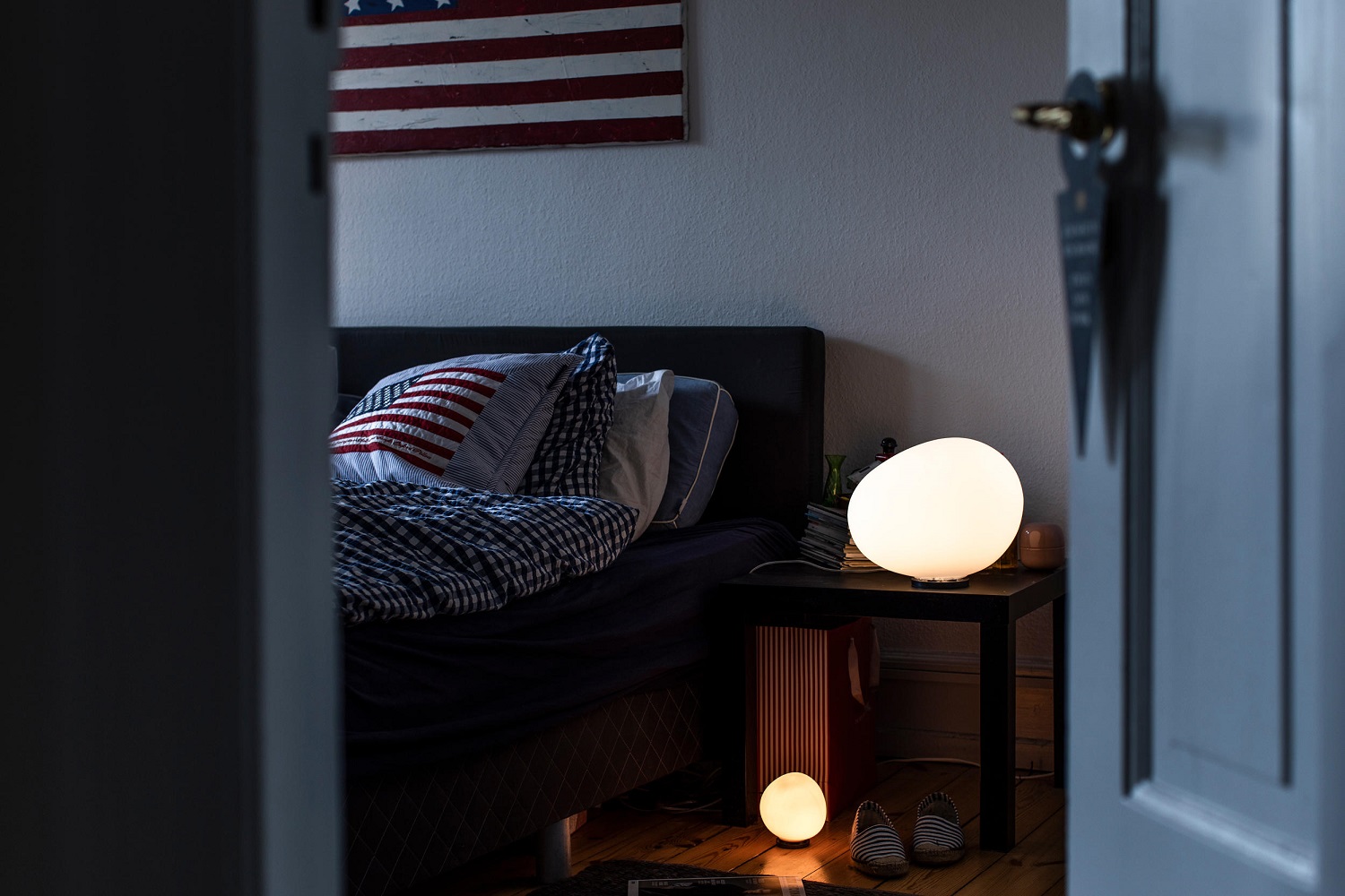 Gregg Tischleuchte von Foscarini im Schlafzimmer, ovale Lampe auf Nachttisch und Boden.
