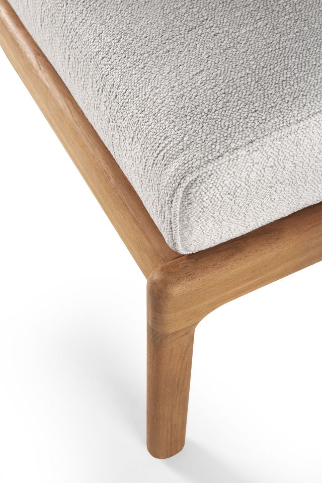 Detailaufnahme: Jack Outdoor Polsterhocker von Ethnicraft mit Teakholzrahmen und grauem Polster.