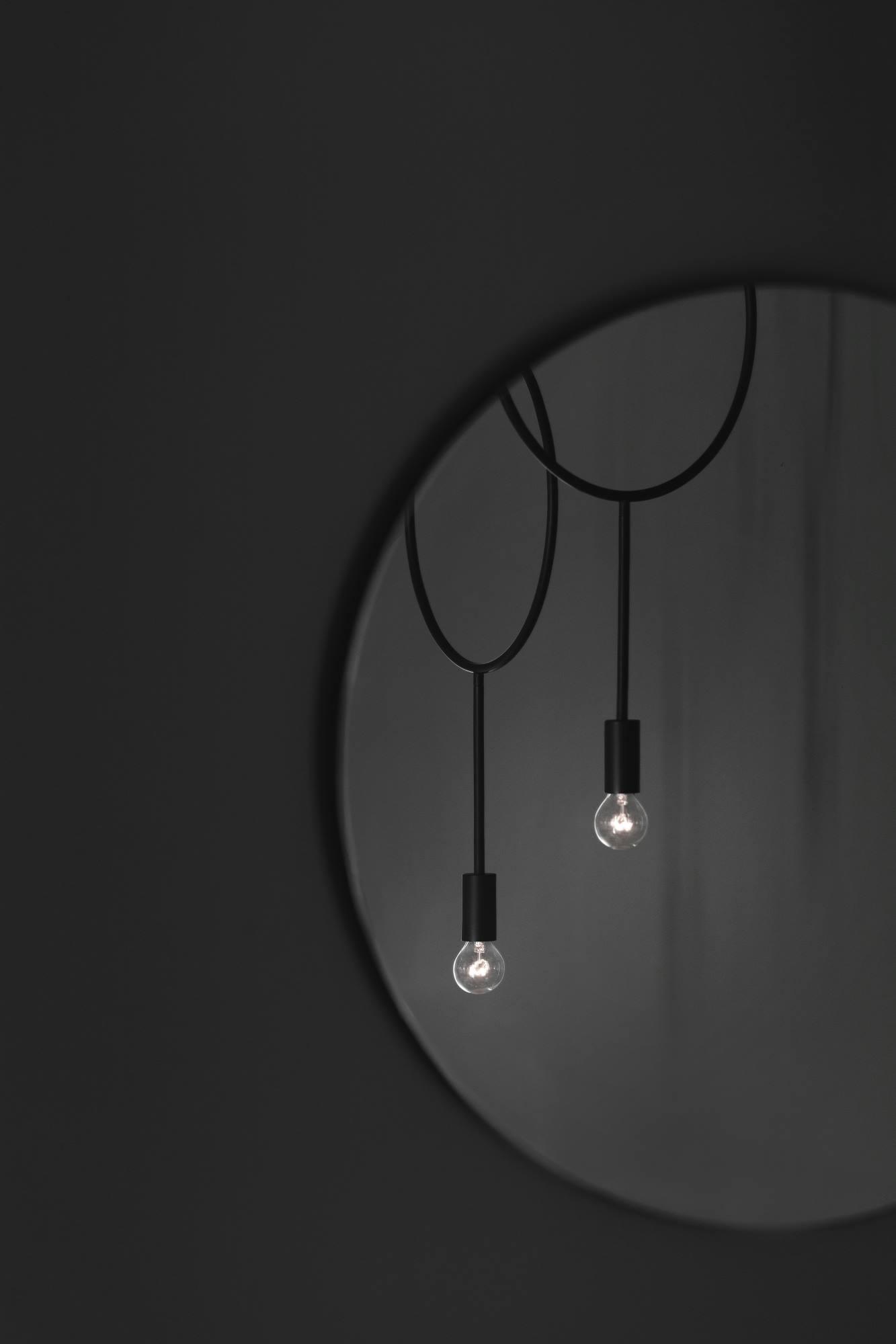 Schwarze Circle Pendelleuchte mit zwei Glühbirnen, modernes Design, Northern EINZELSTÜCK, minimalistische Hängelampe.
