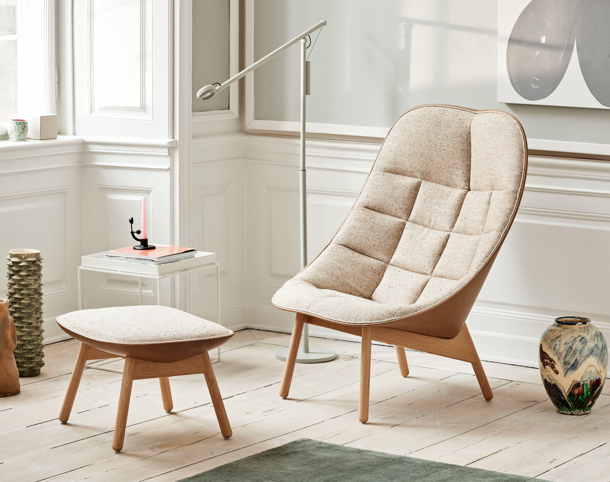 Uchiwa Quilt Armchair Sessel von Hay mit passendem Hocker, helles Holzgestell und gesteppter Polsterung.