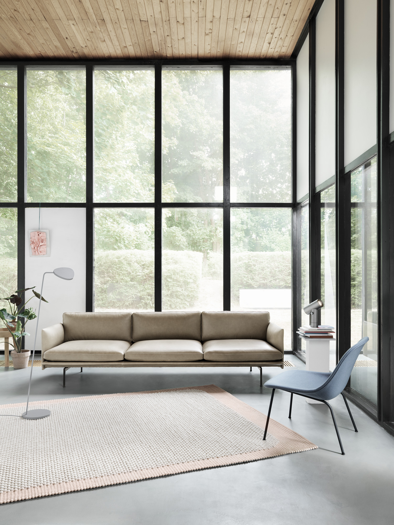 Blauer Fiber Lounge Chair Tube Base Stuhl von Muuto im modernen Wohnzimmer mit Sofa.