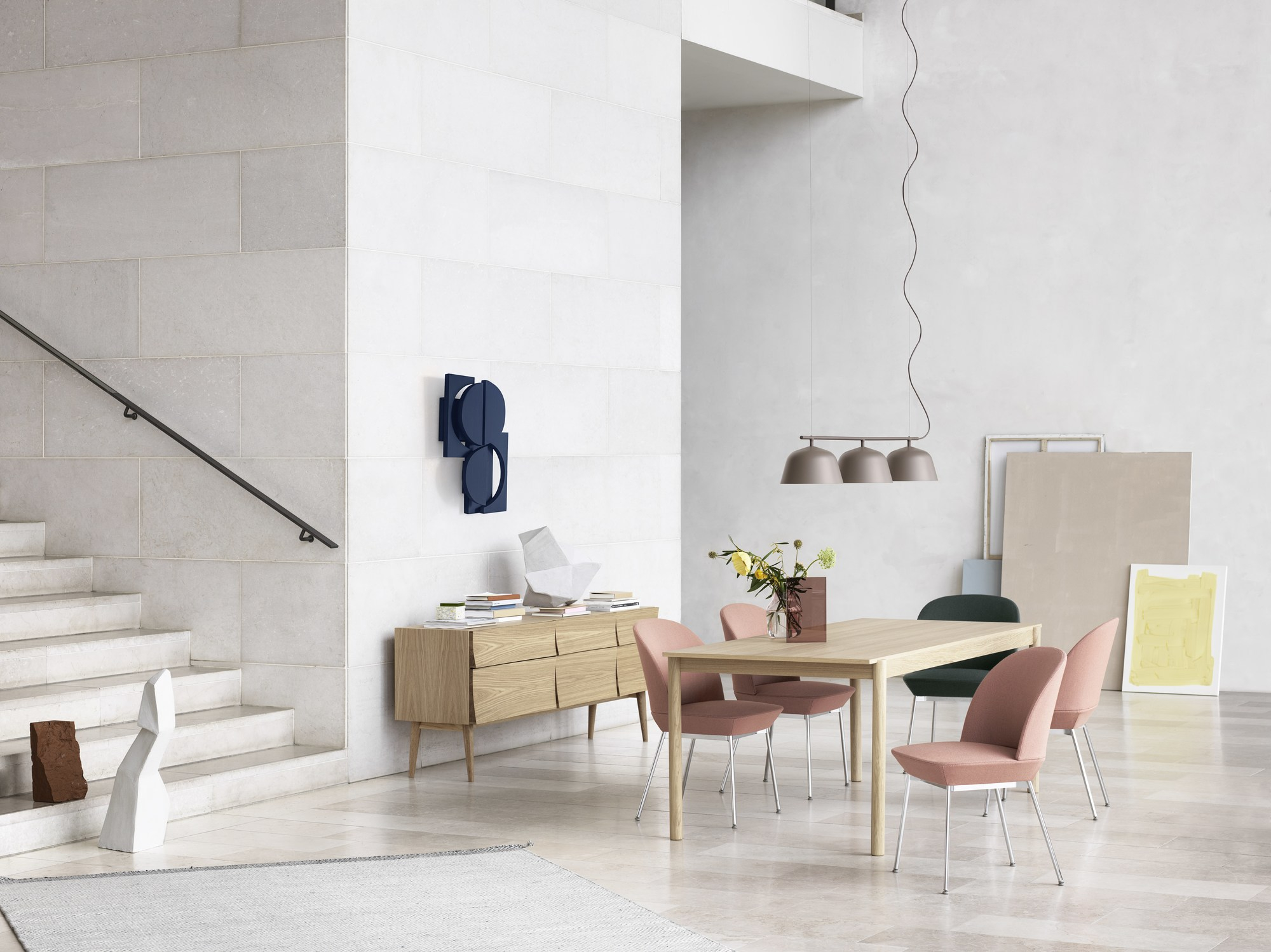 Helles Wohnzimmer mit Esstisch, Stühlen und Muuto Reflect Sideboard aus Eichenholz mit Schubladen.