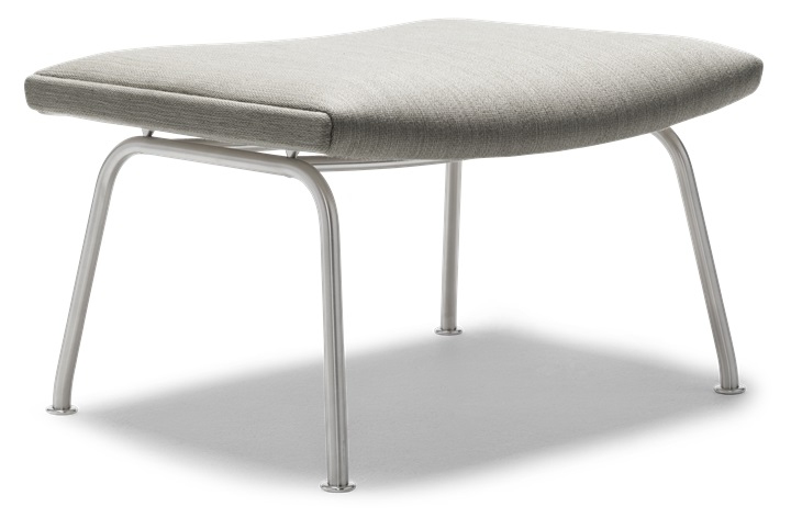 CH446 Fußhocker von Carl Hansen & Søn, Mood 1101, mit Stahlgestell und Stoffbezug.