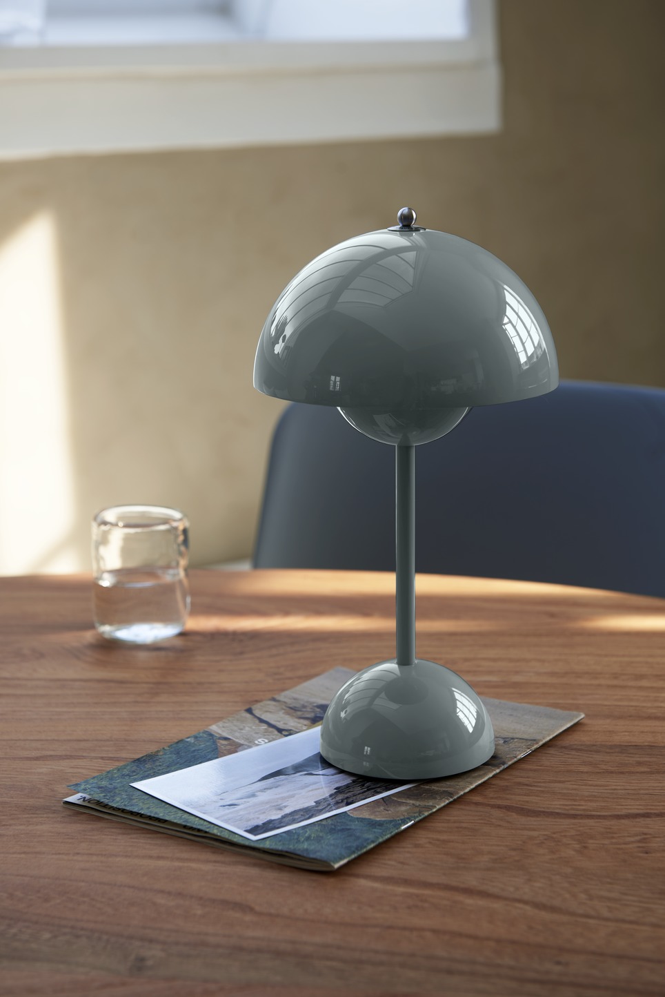 Flowerpot VP9 Tischleuchte in Stone Blue: Akkuleuchte für den Innenbereich, modernes Design.
