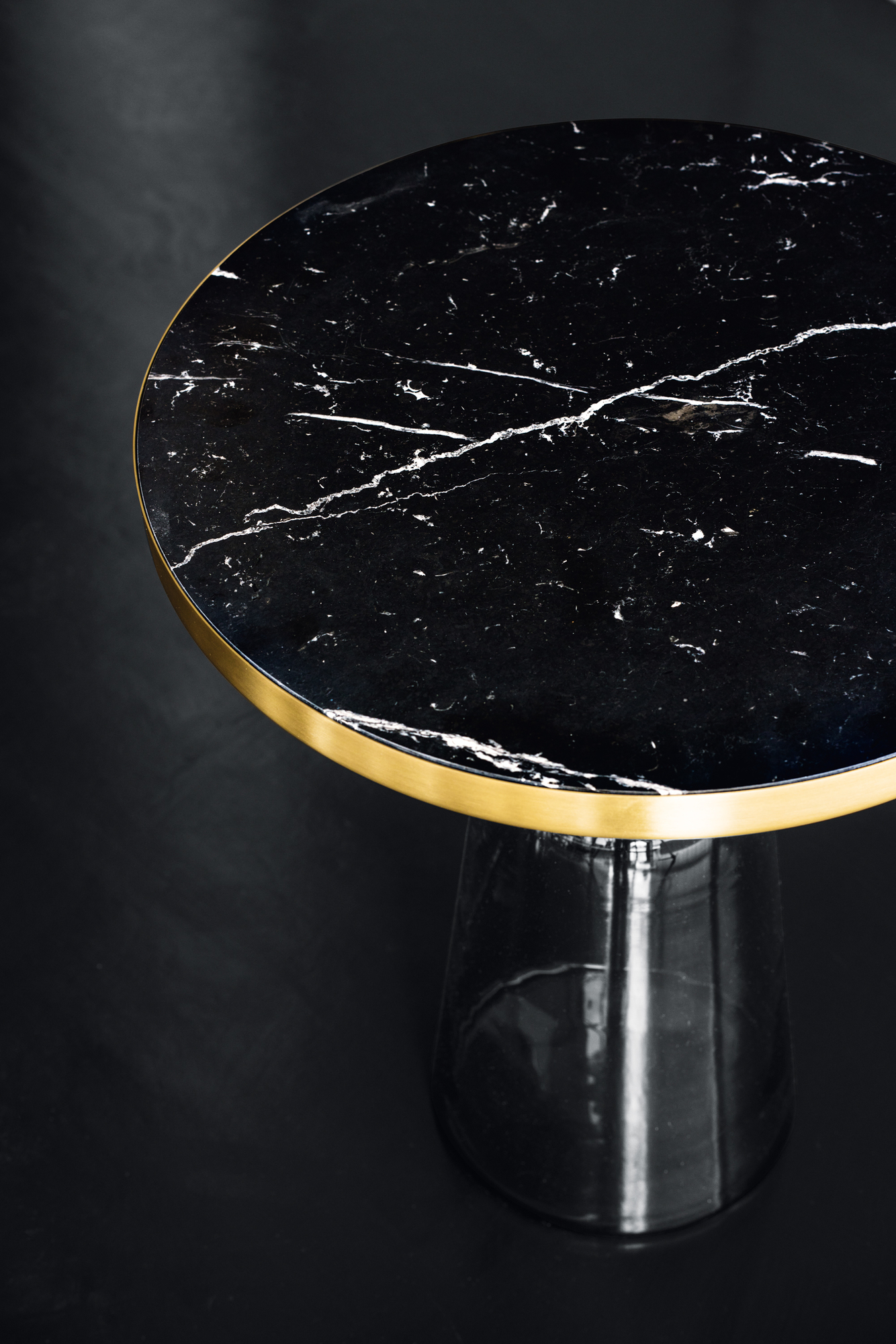 Bell Side Table Beistelltisch von ClassiCon mit runder Tischplatte aus schwarzem Marmor und goldfarbenem Rand.