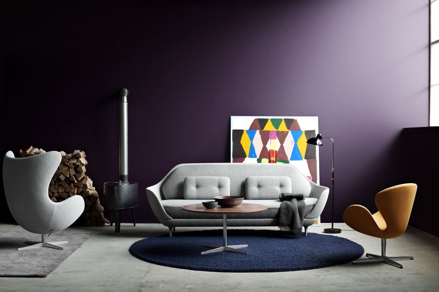 Graues Favn Sofa von Fritz Hansen in stilvollem Wohnzimmer mit Designermöbeln und Kunst.