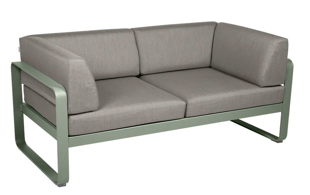 Graues Bellevie 2-Sitzer Outdoor Sofa von Fermob mit grünen Aluminiumrahmen für Garten und Terrasse.