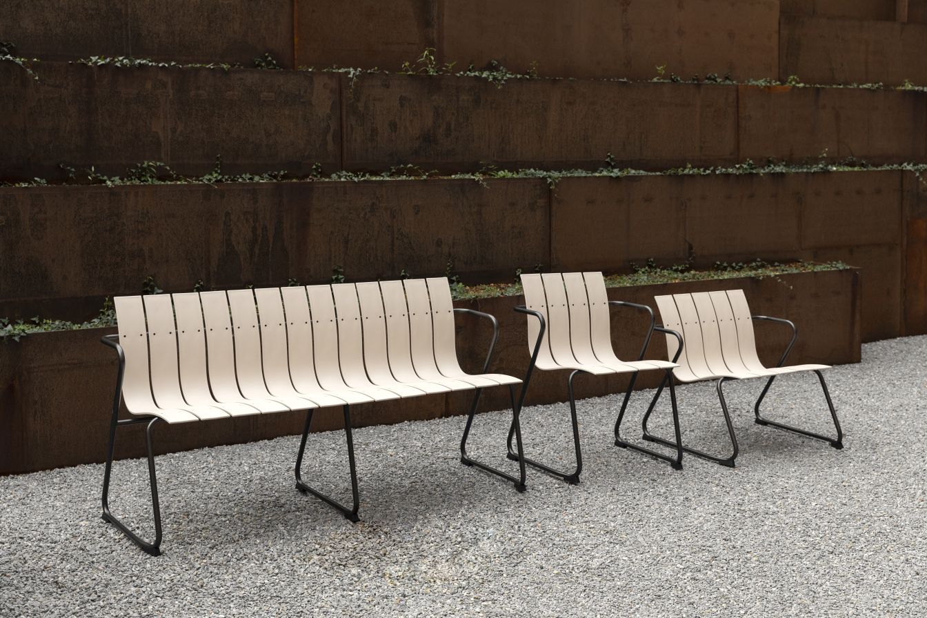 Ocean Bank Outdoor Bank Mater und zwei Stühle aus recyceltem Kunststoff mit schwarzem Metallgestell.