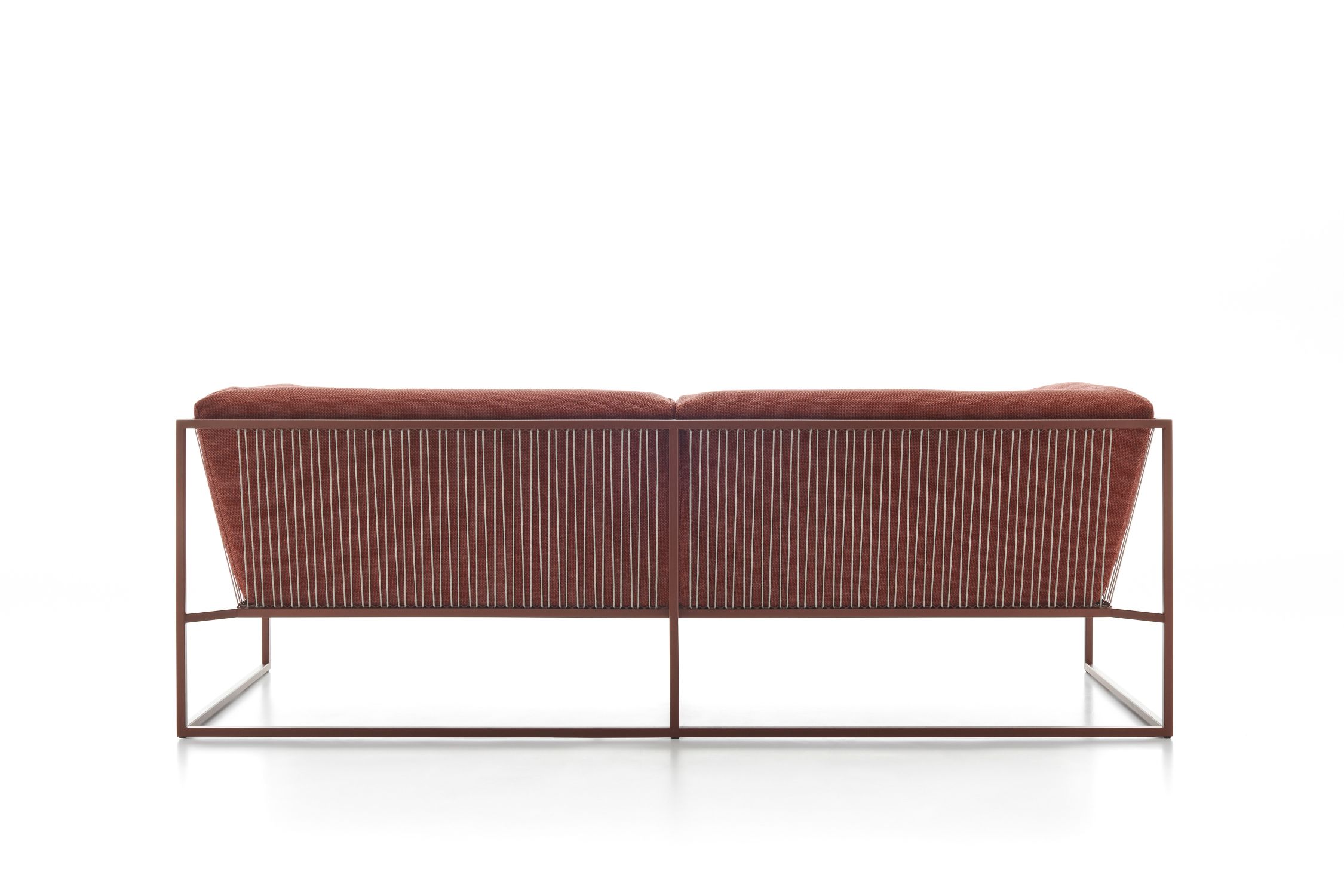 Rückansicht des Arpa Outdoor Sofas von MDF Italia, ein 3-Sitzer Gartensofa mit braunem Stoffbezug.
