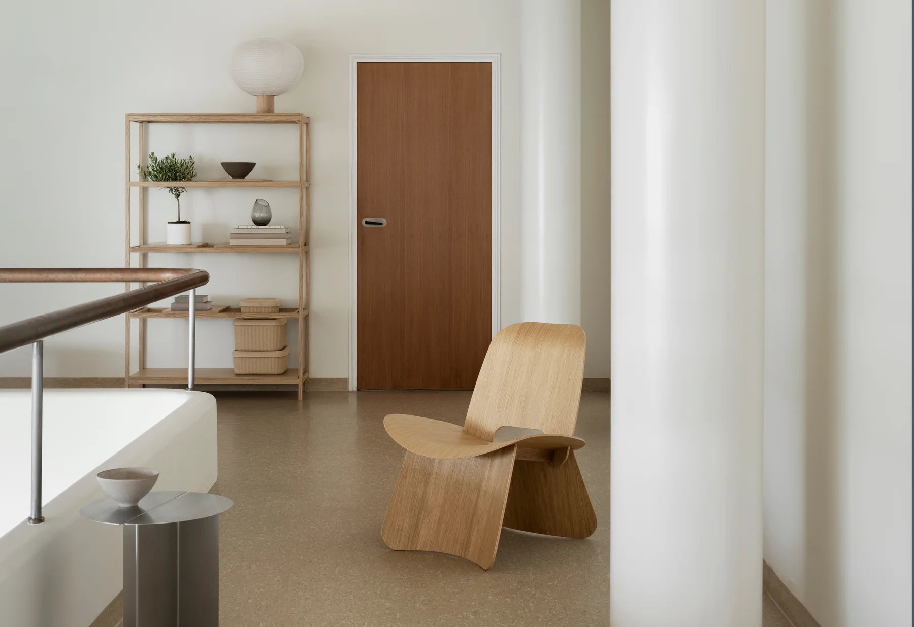 Helle Raumansicht mit Blomus Kami Reispapier Tischleuchte auf einem Holzregal, minimalistisches Design.