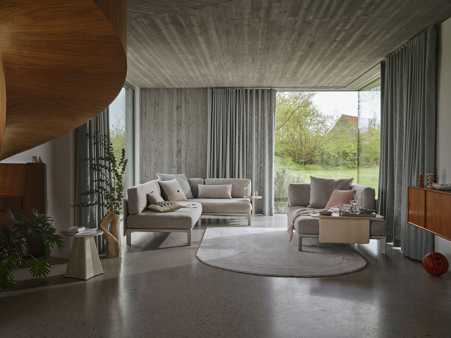 Helles Wohnzimmer mit modularem Sofa, verbunden mit Vitra Anagram Plattformverbinder, für flexible Sitzlösungen.