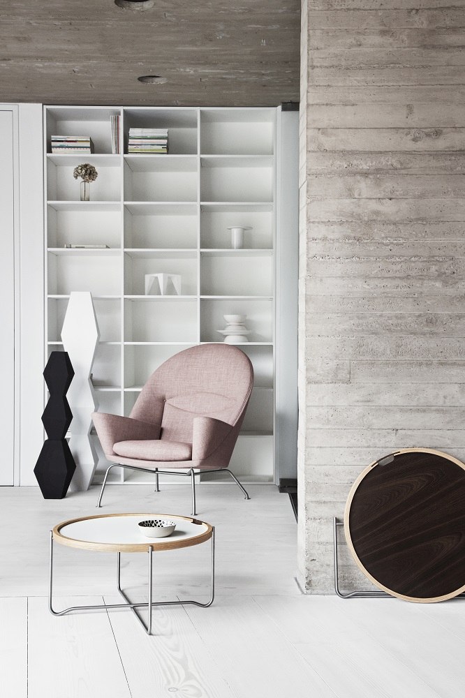 Innenaufnahme mit CH468 Oculus Chair Sessel von Carl Hansen & Søn in rosa Thor 301.