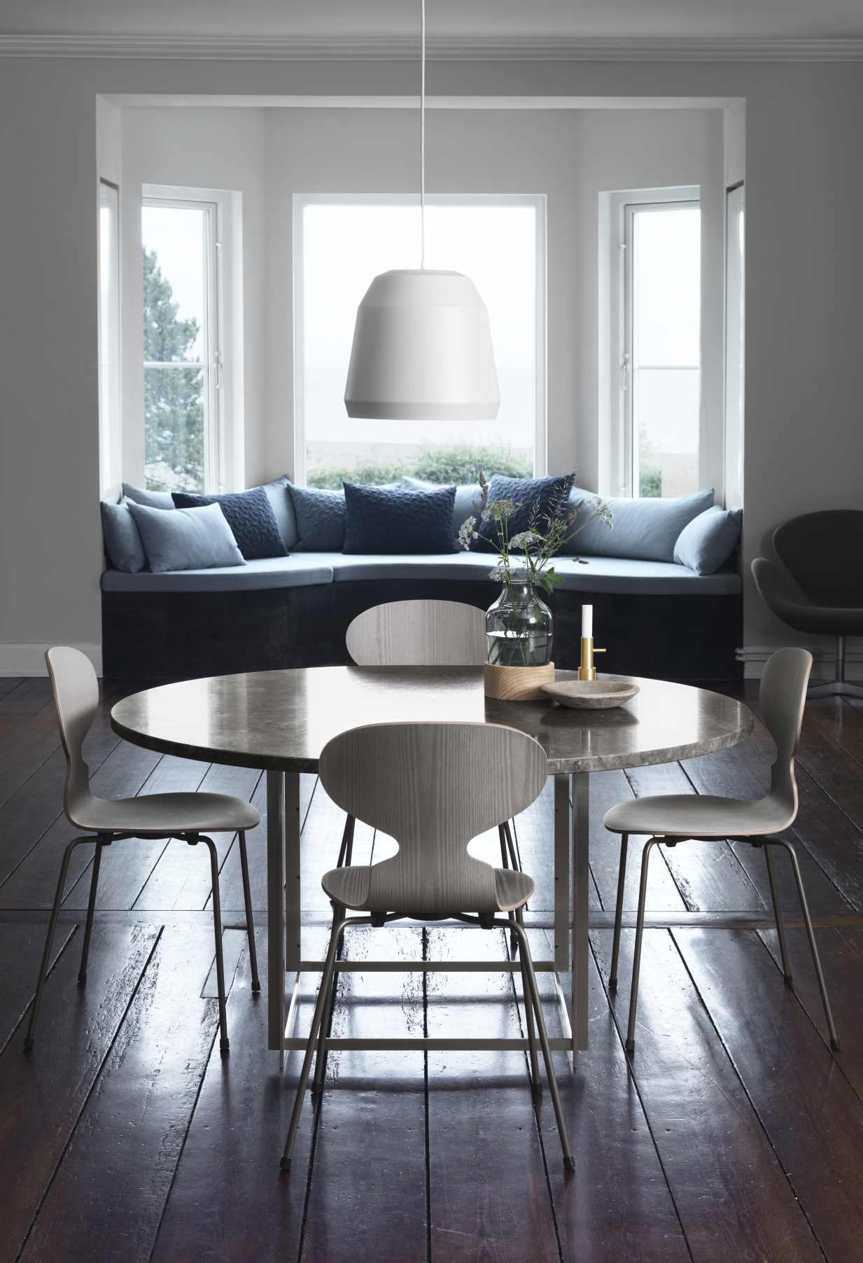 PK54 Esstisch von Fritz Hansen mit Marmorplatte und vier Holzstühlen in modernem Esszimmer.