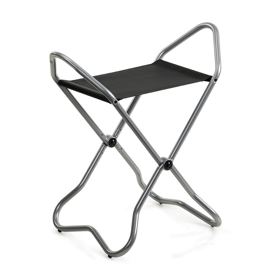 New York Klapphocker in Metallic Grau mit schwarzer Sitzfläche, ideal für Museen.