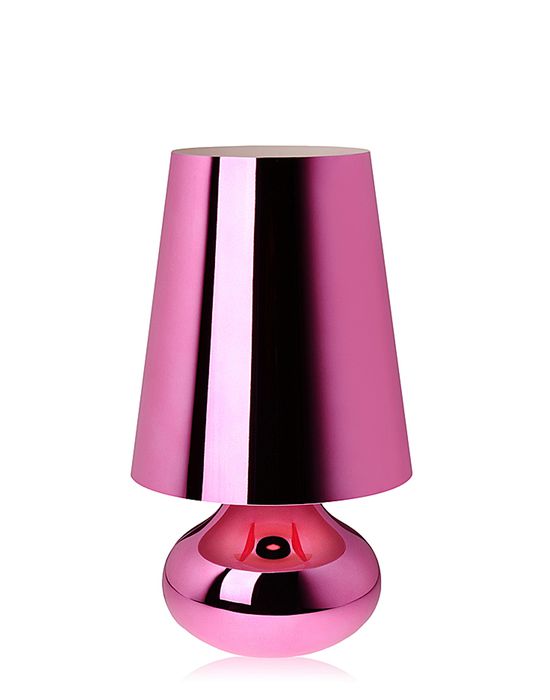 Pinke Cindy Tischleuchte von Kartell mit kegelförmigem Schirm und runder Basis.