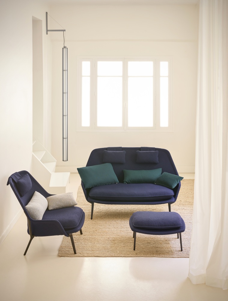 Blaues Slow Sofa von Vitra mit Sessel und Hocker auf einem Teppich in hellem Raum.