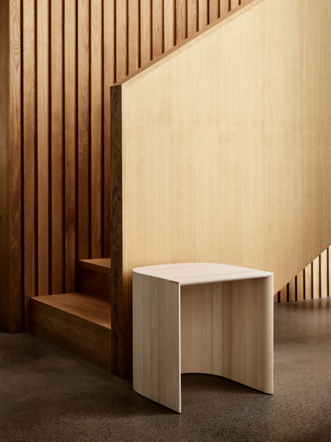 Taburet Hocker aus Kirschholz in natürlicher Farbe. Moderner Hocker für Wohnzimmer und Büro.