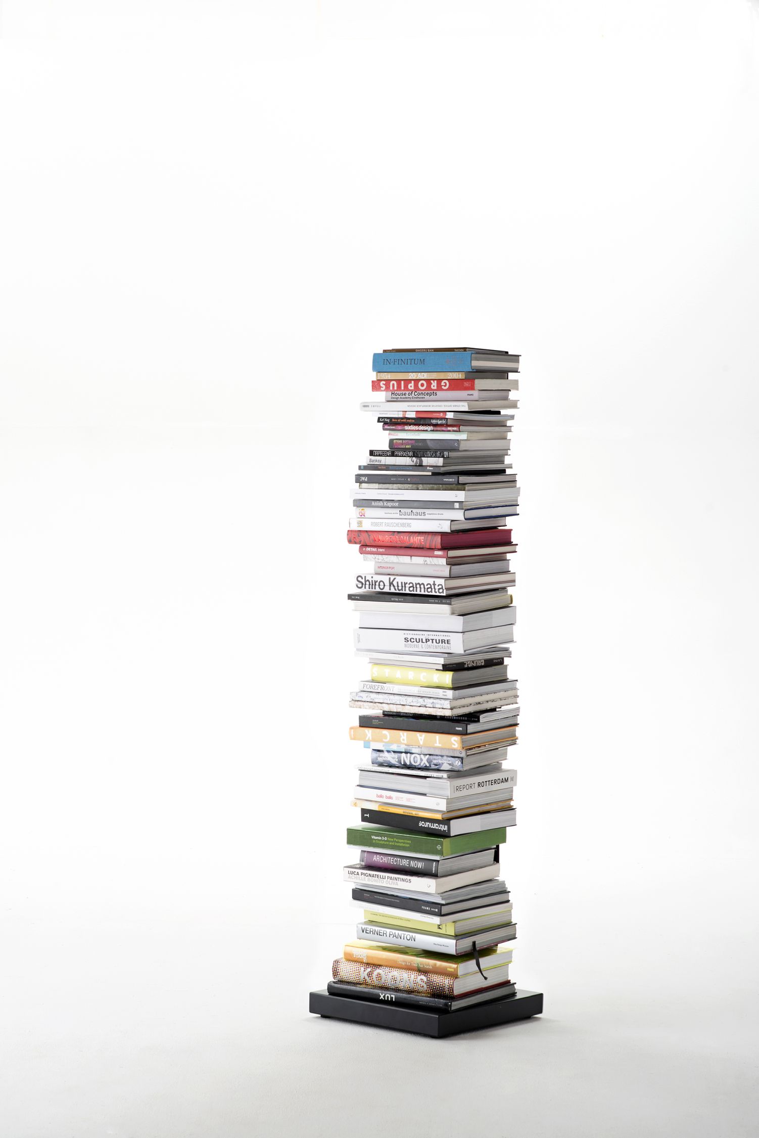 Ptolomeo Bücherregal: Hoher Stapel Bücher auf einer schwarzen Basis. Modernes Design Bücherregal.