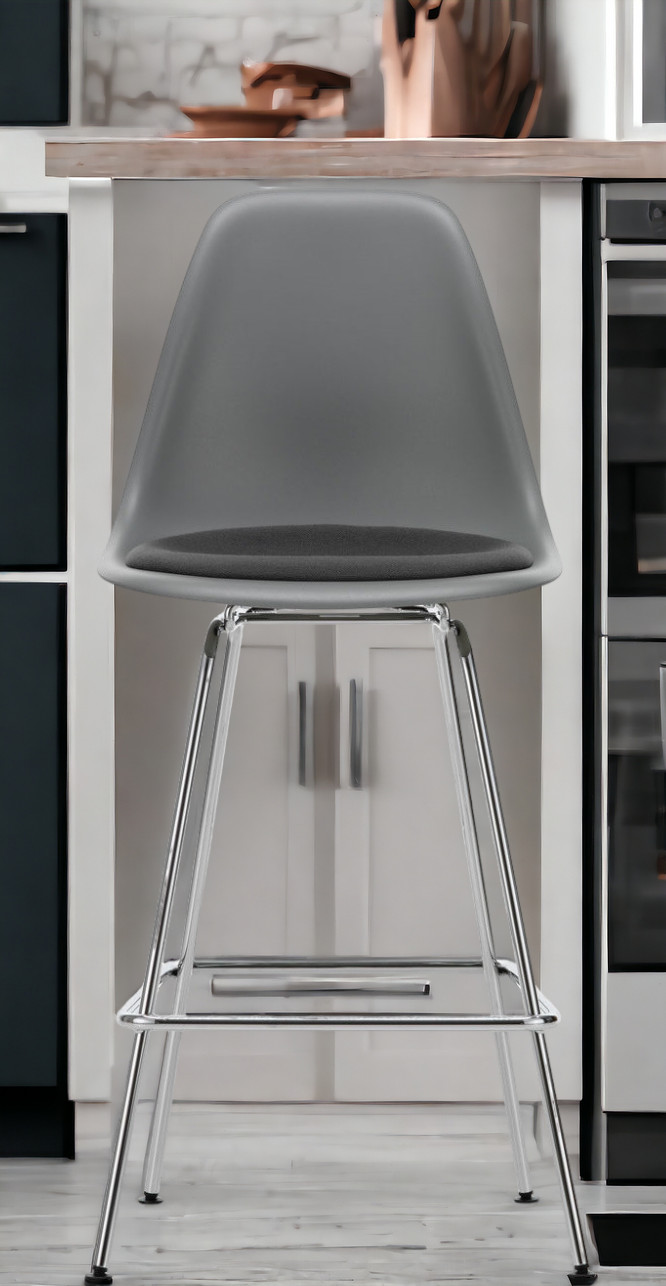 Grauer Eames Plastic Bar Stool Barhocker Medium von Vitra mit Sitzpolster und verchromtem Gestell.
