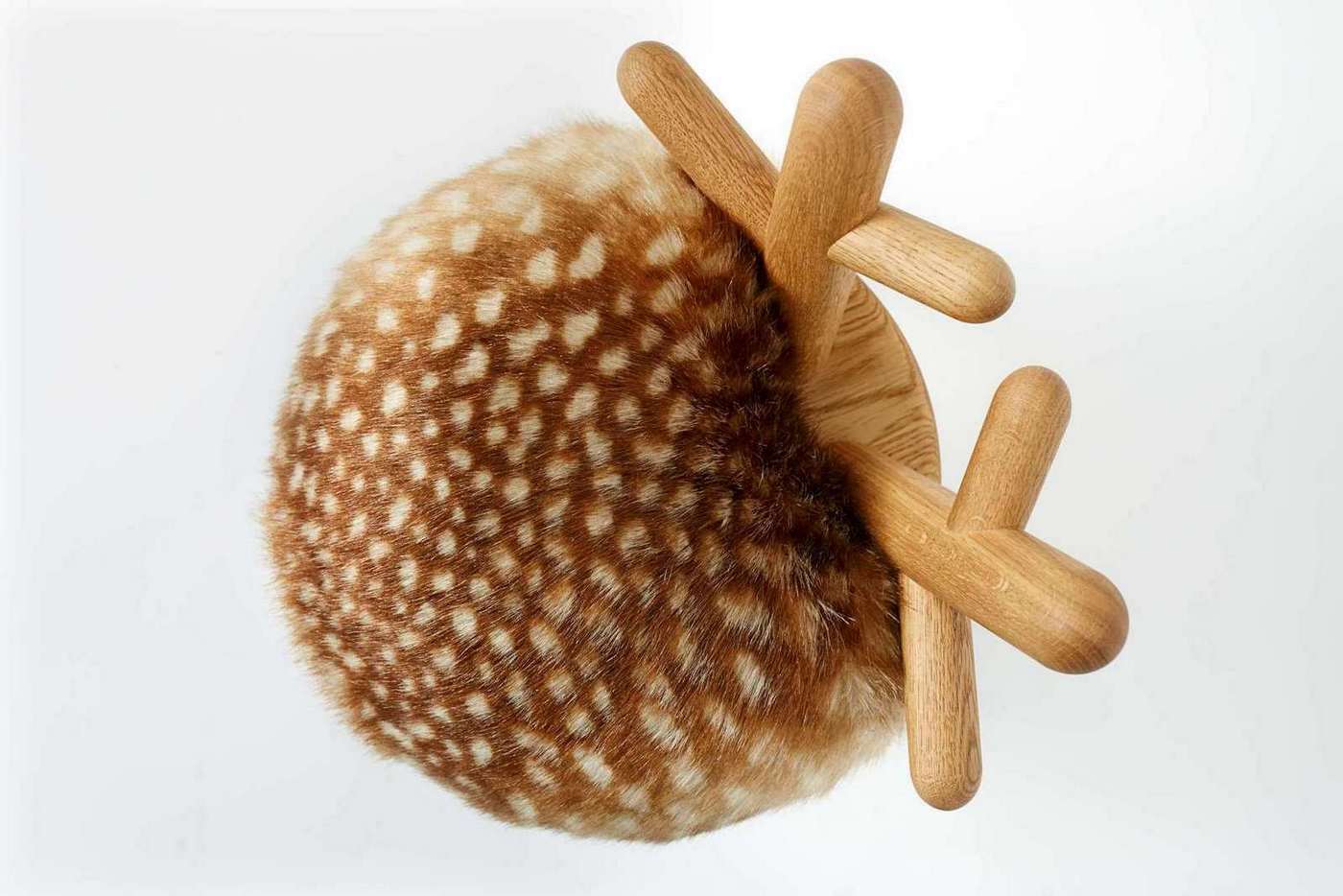 Detailaufnahme des Bambi Chair Kinderstuhls EO mit Fellimitat und Holzbeinen auf weißem Hintergrund.