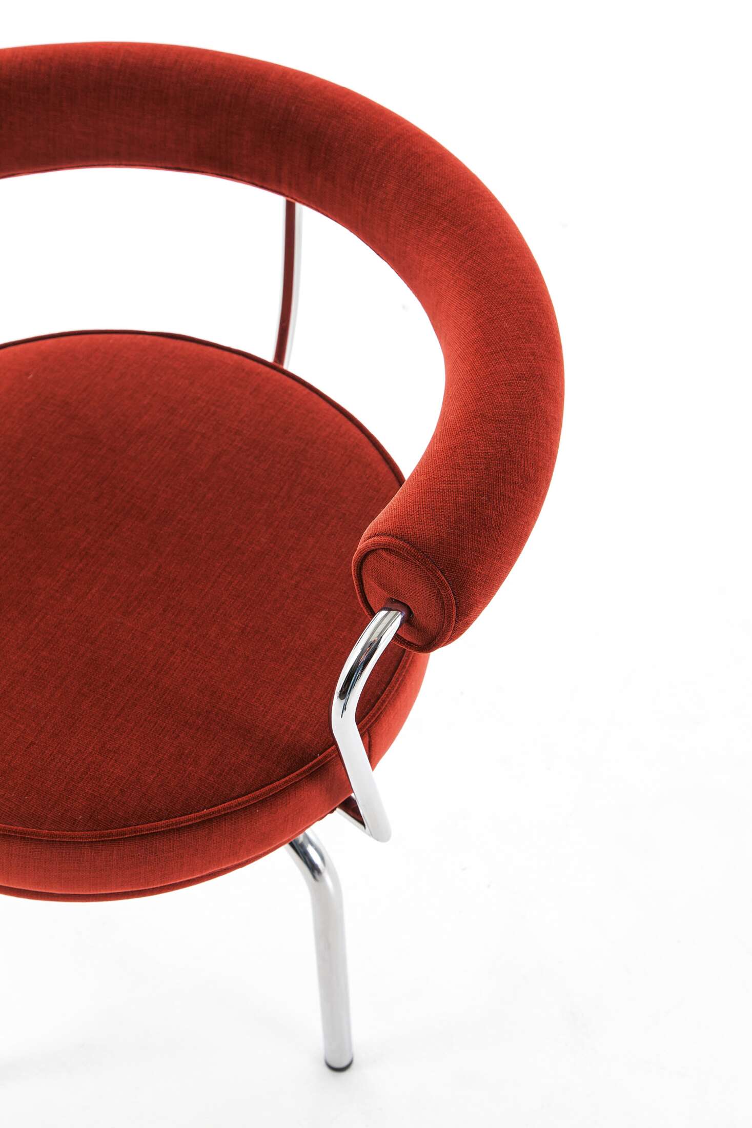 Detailaufnahme des Cassina 7 Fauteuil Tournant Drehsessels in Rot mit verchromtem Gestell, moderner Design Drehstuhl.