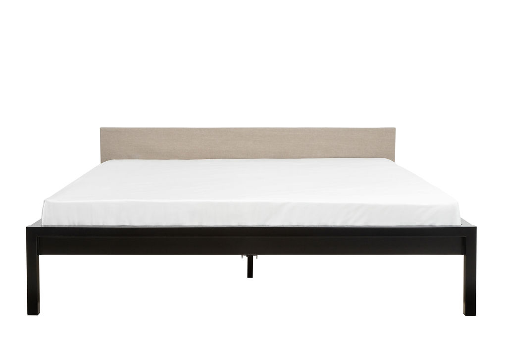 Bett mit Bezug für Kopfteil, Pure Bett von Hans Hansen, Stahl pulverbeschichtet.