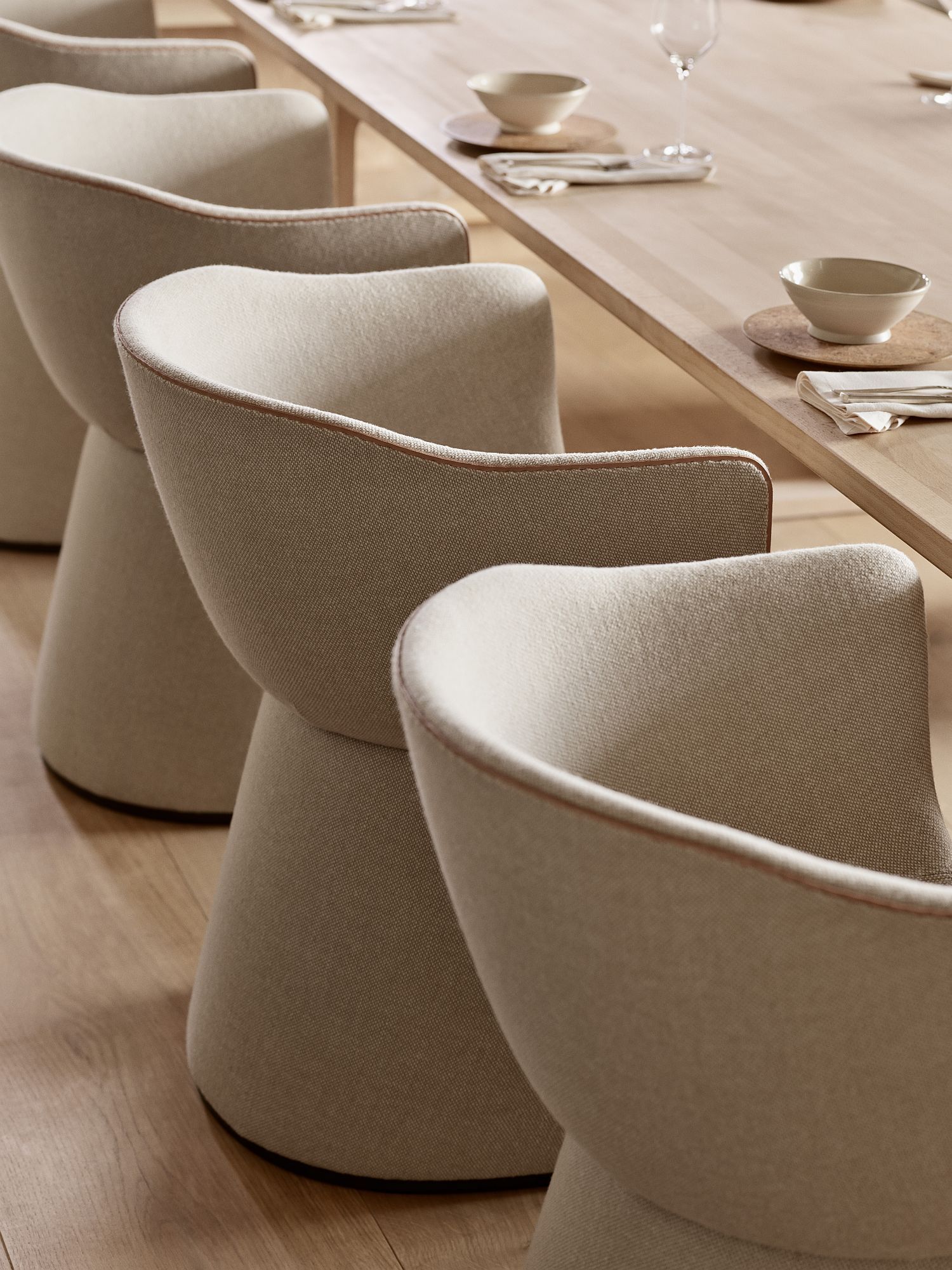 Reihe von Monolit Esszimmerstühlen von Fritz Hansen an einem hellen Holztisch mit Geschirr.