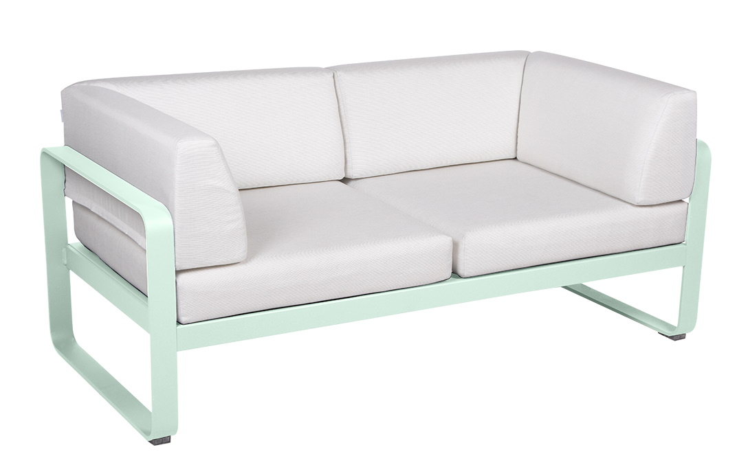 Bellevie 2-Sitzer Outdoor Sofa von Fermob in Mintgrün mit weißen Polstern für Garten und Terrasse.