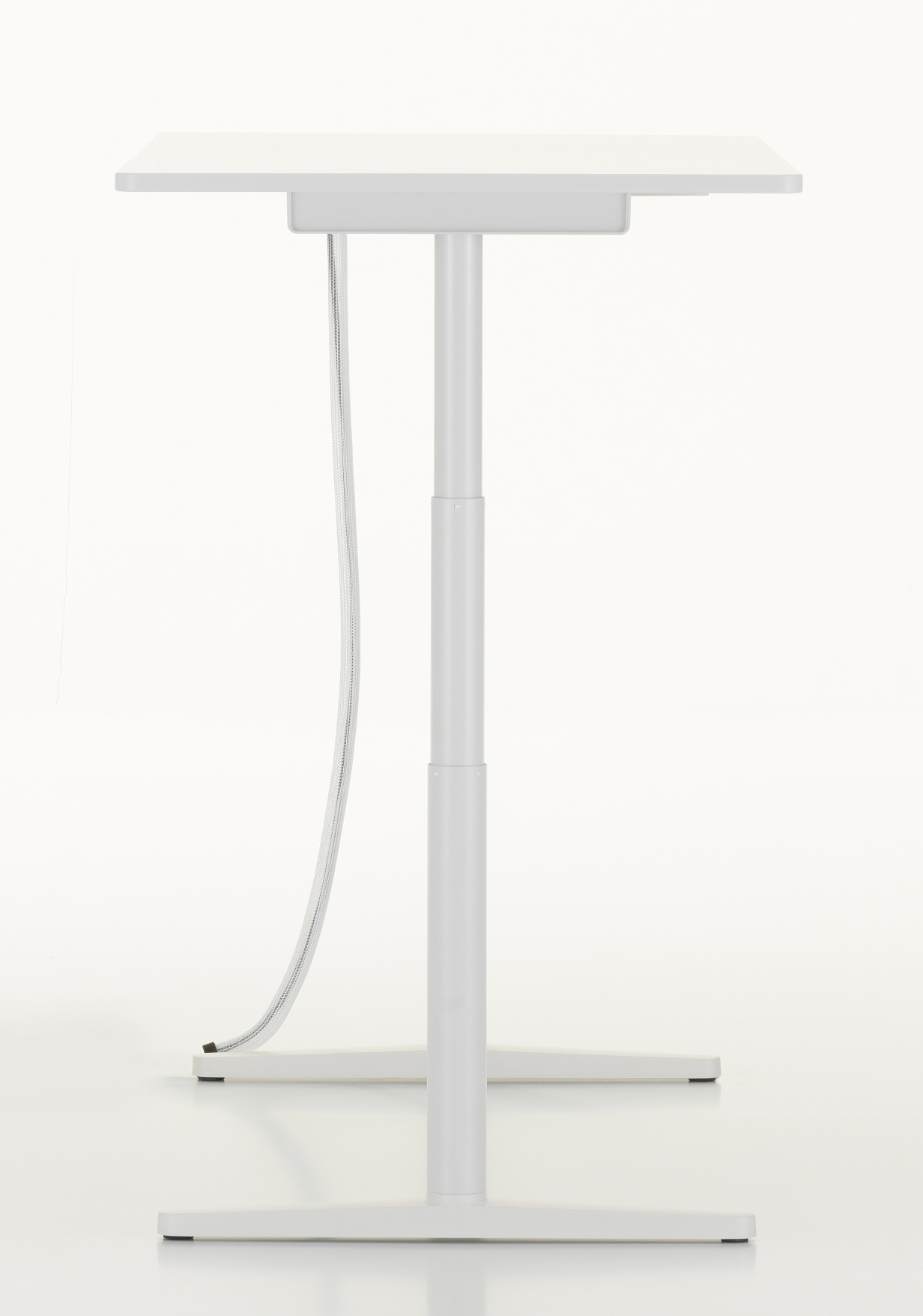 Weißer Tyde Steh-Sitz-Tisch von Vitra, höhenverstellbar, modernes Design für ergonomisches Arbeiten im Büro.
