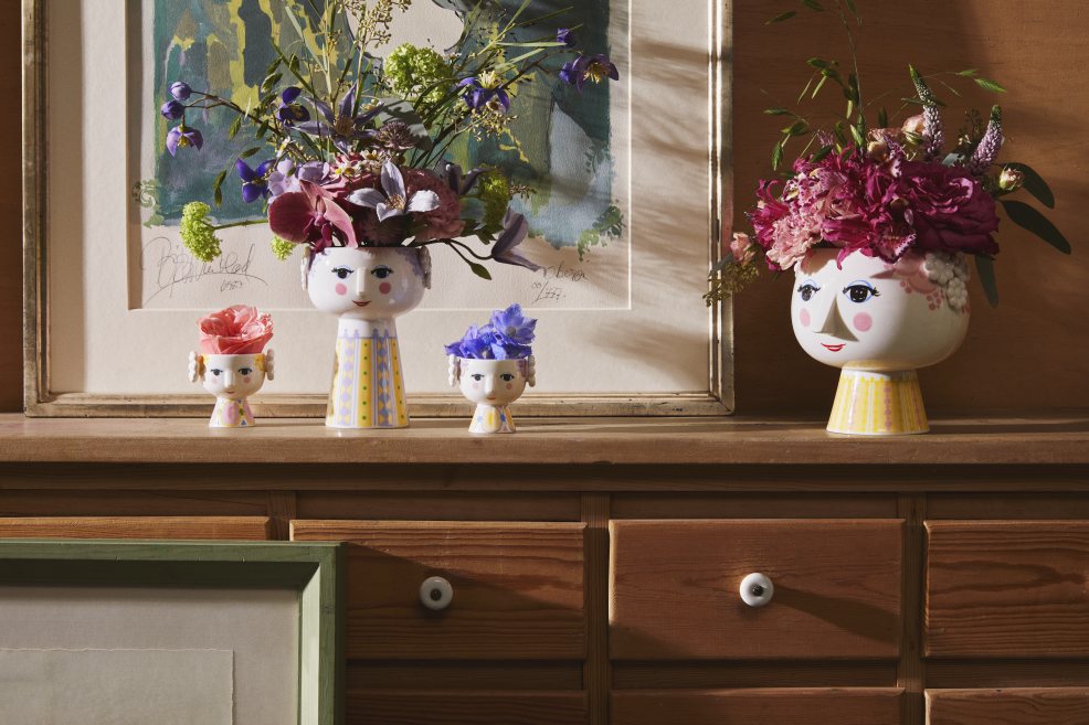 Eva Teelichthalter von Bjorn Wiinblad, 2er Set: Keramik Teelichthalter in Kopf-Form mit Blumen als Haare.