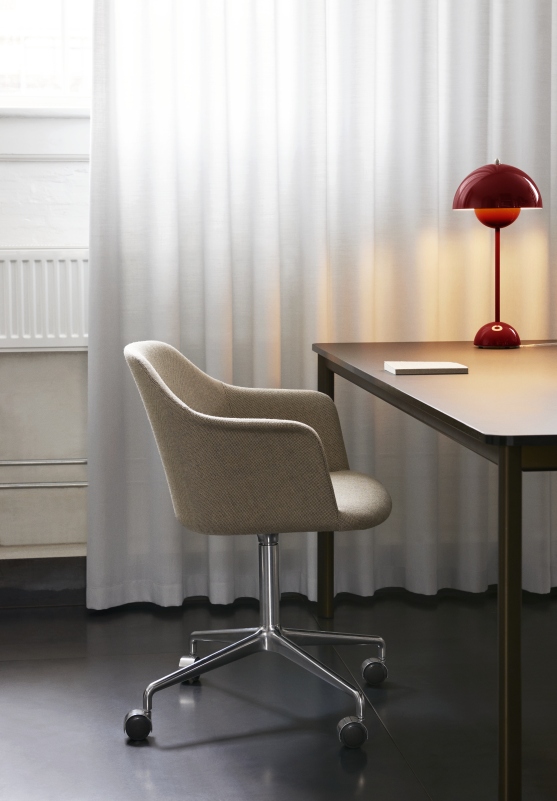 AndTradition Drip Table HW58 mit roter Tischleuchte und Bürostuhl in einem modernen Arbeitszimmer.