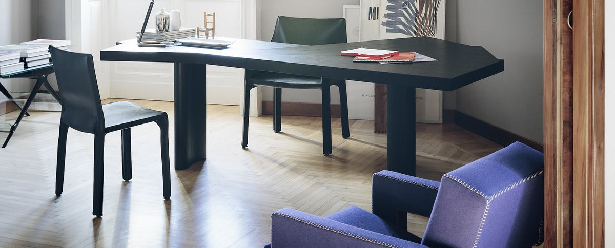 Schwarzer Cassina 412 Cab Chair Standard Stuhl im modernen Interieur mit Schreibtisch und Parkettboden.