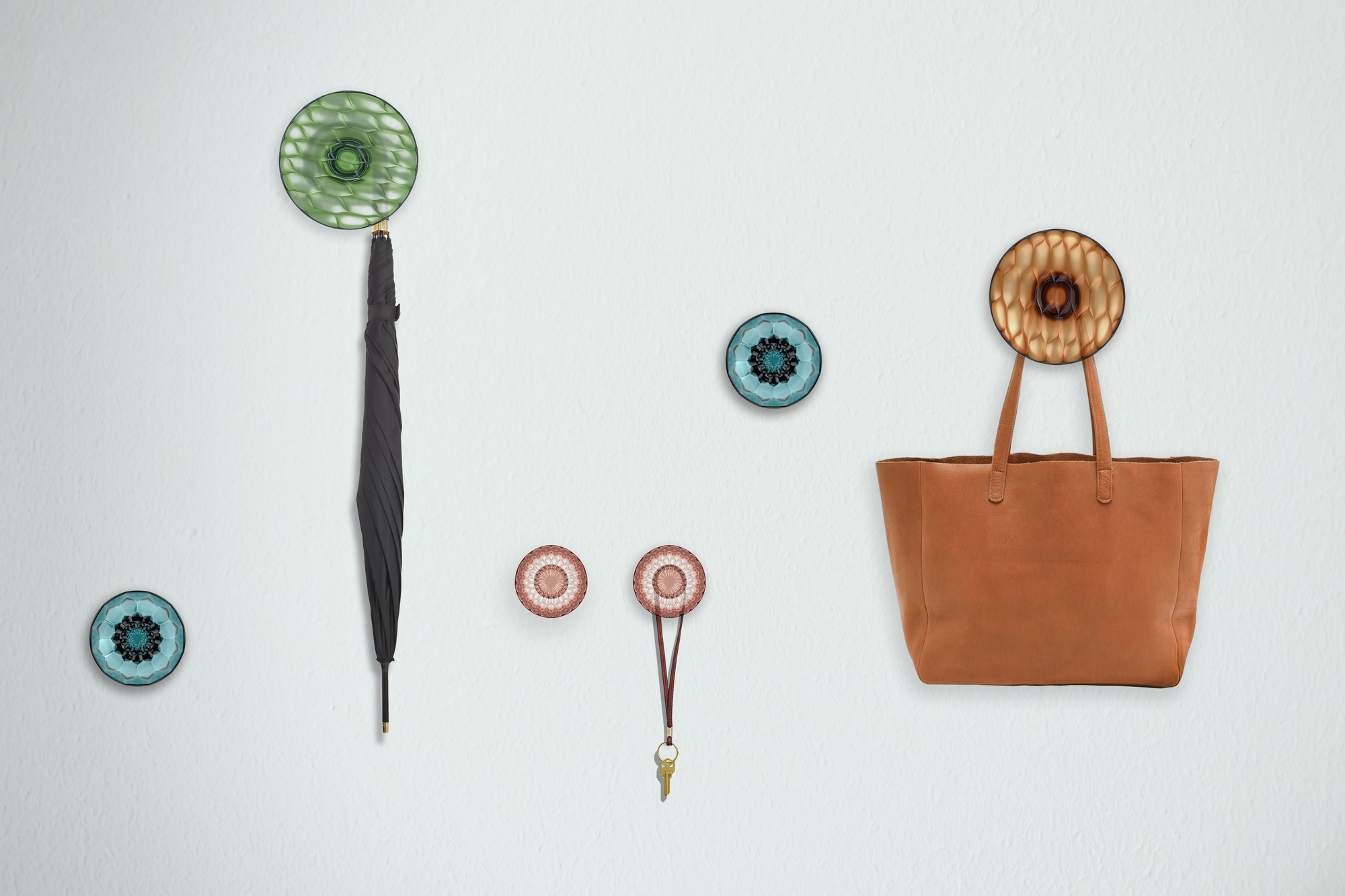 Wand mit mehreren Jellies Coat Hangers Garderobenhaken von Kartell in verschiedenen Farben mit Accessoires.
