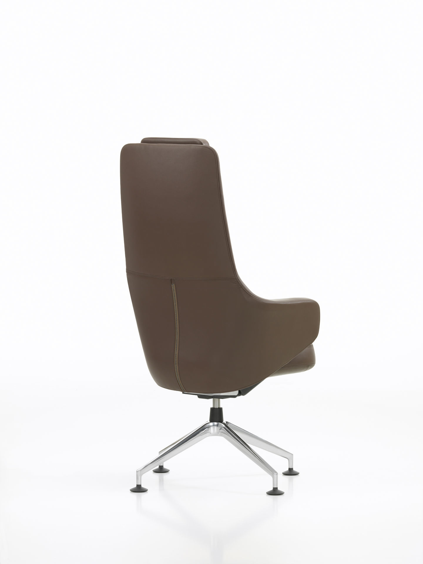 Rückansicht des braunen Grand Conference Highback Stuhls von Vitra mit Chromfußkreuz.